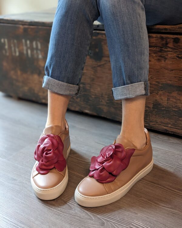 Sneaker Clio con maxi fiore nude e rosso