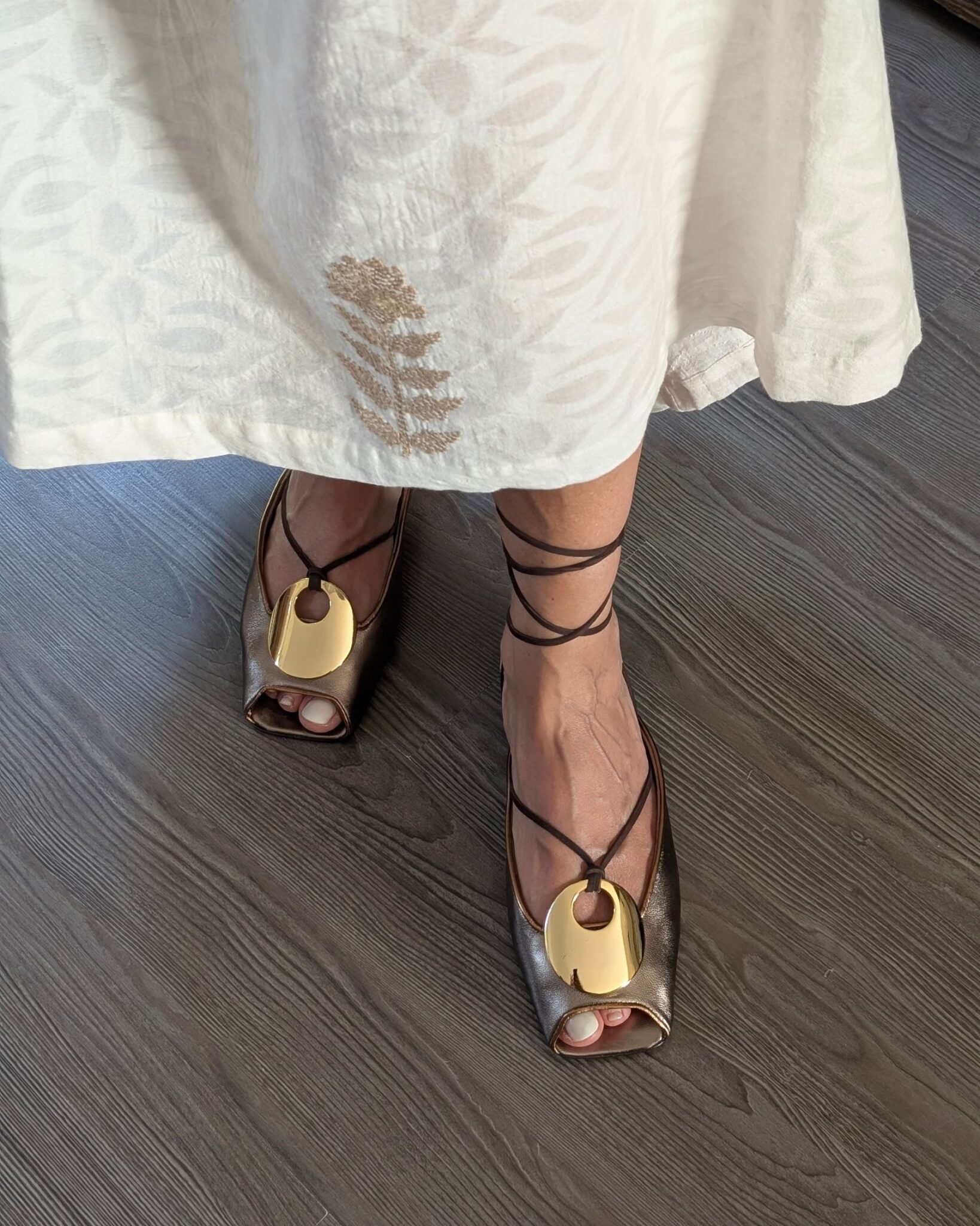 Zina_sandalo in nappa laminato beige lacci