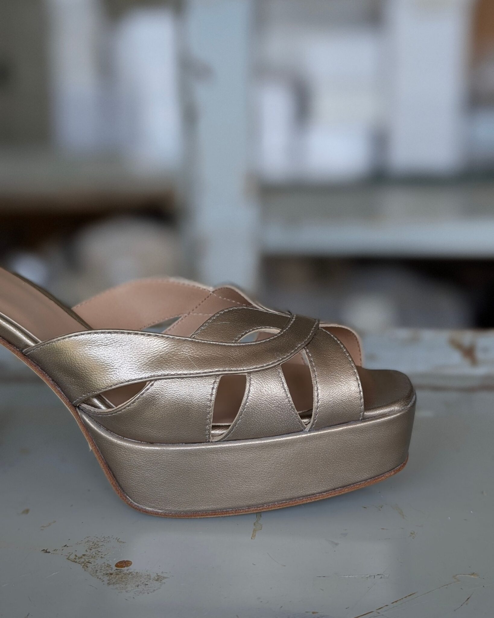 LUCY Sandalo con plateau in Laminato beige