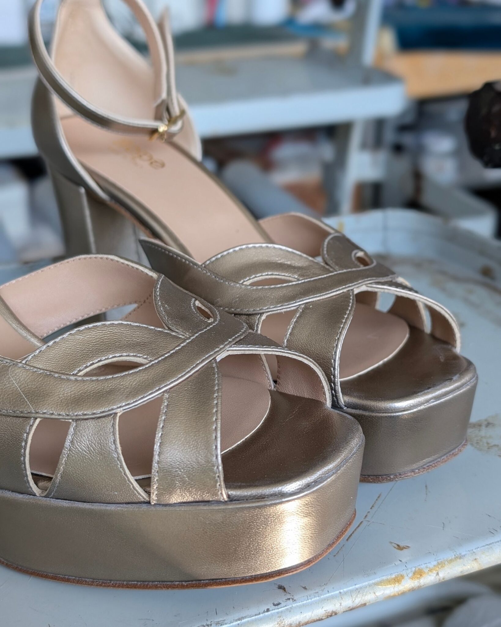 LUCY Sandalo con plateau in Laminato beige