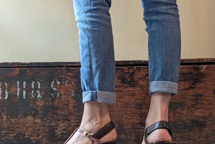 GAIA Sandalo con tacco basso e chiusura con velcro in nappa phard e cioccolato