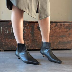 Stivaletto a punta Maika con spacchi laterali e tacco sottile di 30 mm in nappa nero