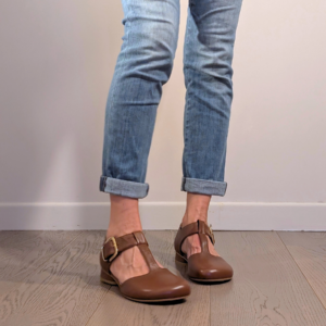 Scarpa bassa modello Mary Jane Marty a punta larga con cinturino t-strap e fibbia in nappa cuoio