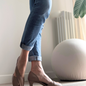 Dรฉcolletรฉ asimmetrico a punta larga Diana peep toe con tacco a coda di 50 mm in nappa nude