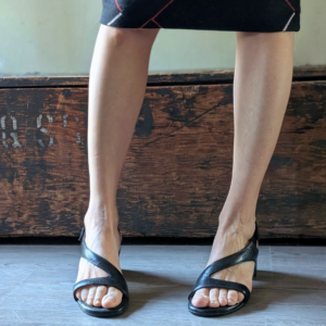 Sandalo asimmetrico Mare50 con tacco 50 in nappa nero