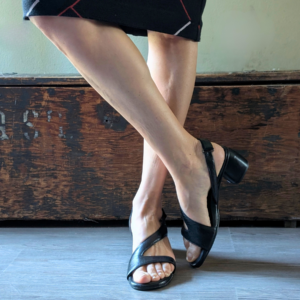 Sandalo asimmetrico Mare50 con tacco 50 in nappa nero
