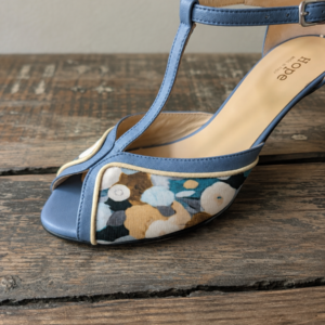 Décolleté T-Bar Anafi Tanghera con Tacco Sottile 70 mm in Tessuto Floreale e Nappa Azzurro Polvere e Vaniglia