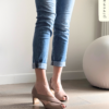 Décolleté asimmetrico a punta larga Diana peep toe con tacco di 50 mm in nappa nude