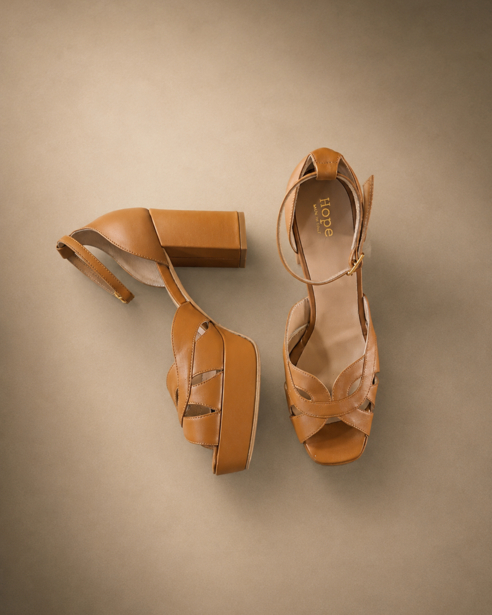 Lucy sandalo con plateau in nappa caramello (3)