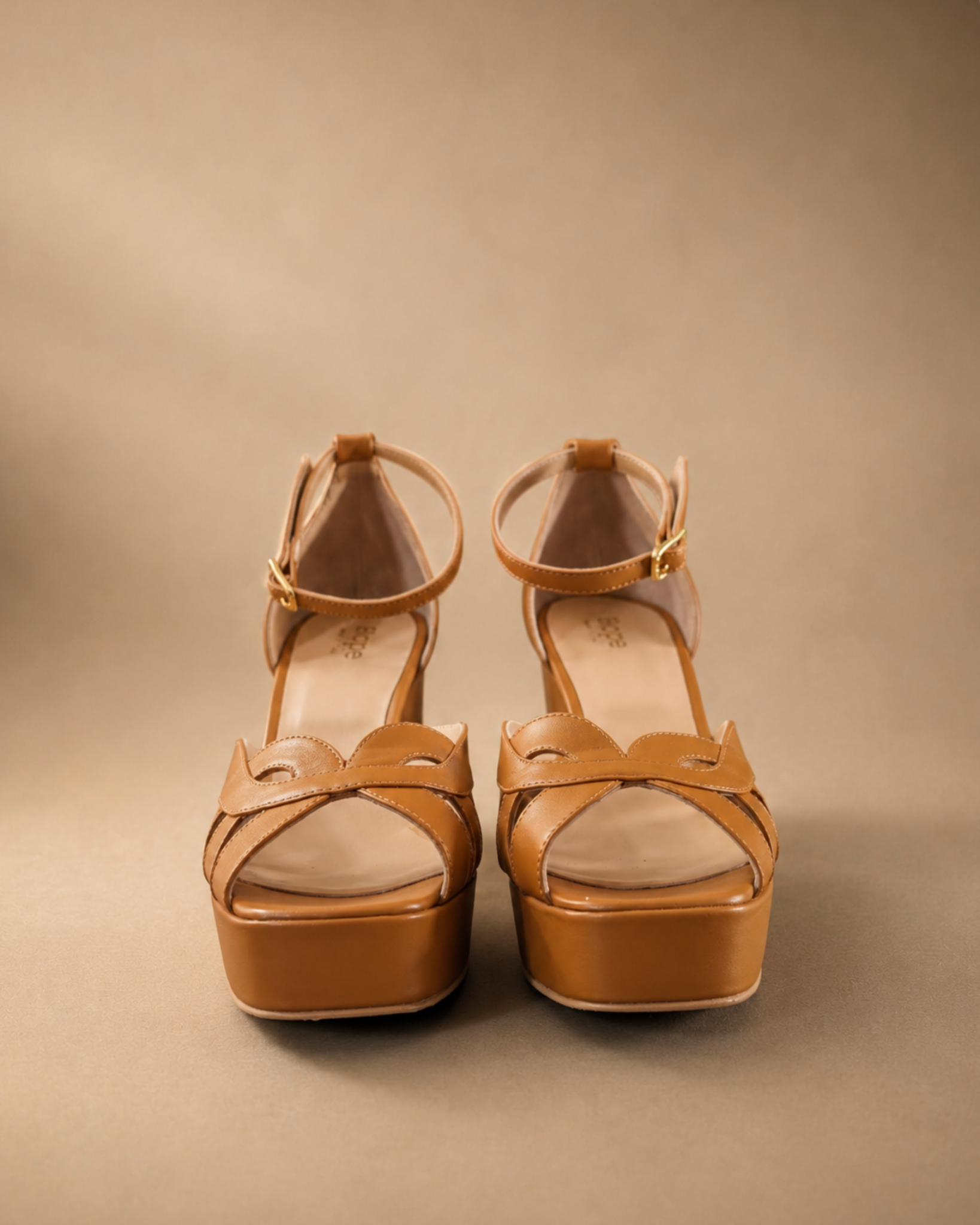 Lucy sandalo con plateau in nappa caramello (4)