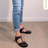 Scarpa bassa Marty a punta larga con T-bar e fibbia in nappa nero