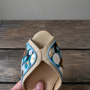 Paxos Ballerina spuntata con tacco zeppa di 30 mm in tessuto con stampa floreale, nappa vaniglia e nappa cielo