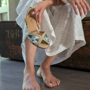 Paxos Ballerina spuntata con tacco zeppa di 30 mm in tessuto con stampa floreale, nappa vaniglia e nappa cielo