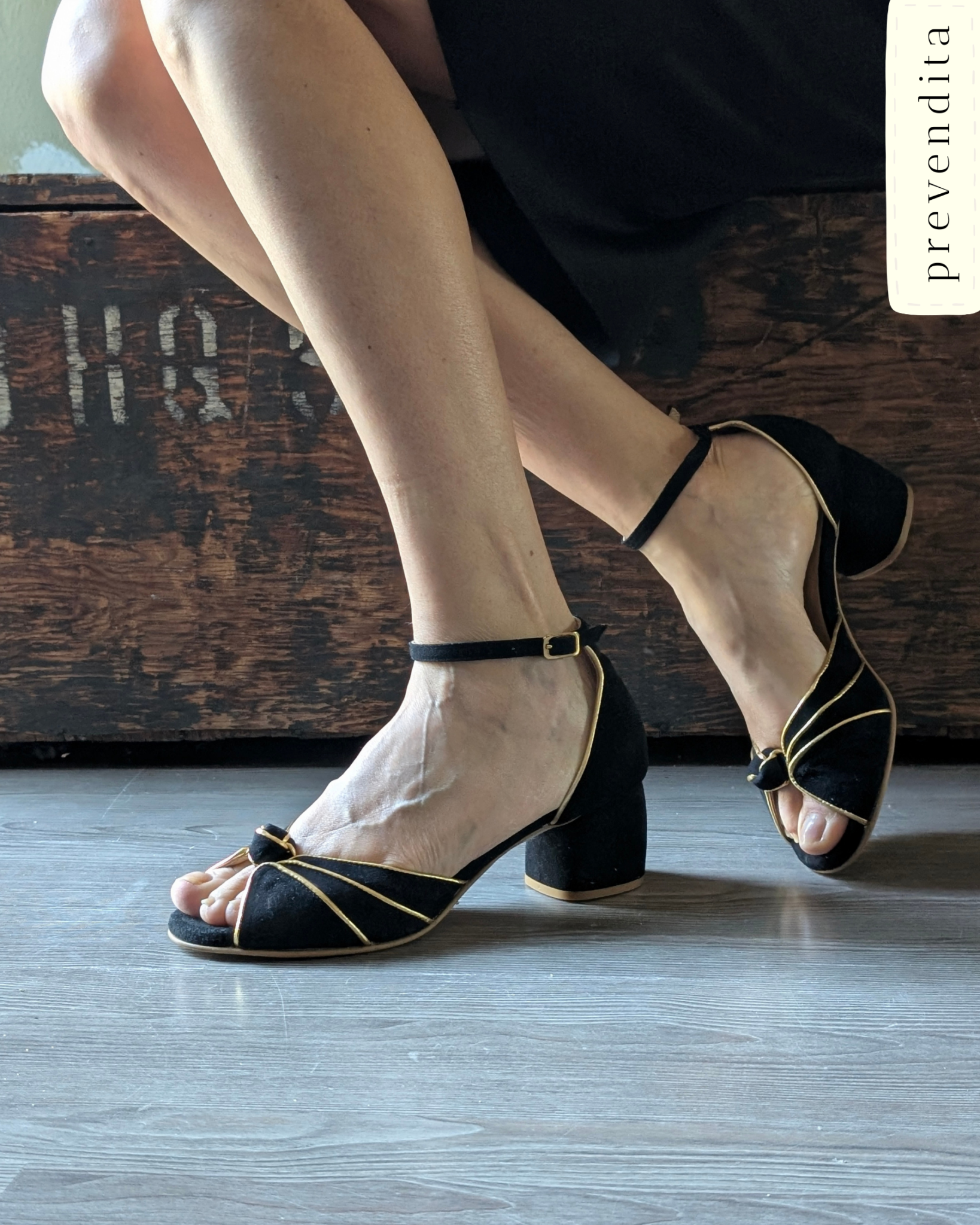 Tiffany 50 sandalo in camoscio nero e laminato oro (1)