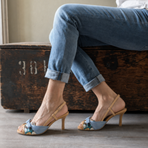Sandalo Lilith tacco 70 in nappa caramello, tessuto floreale, nappa azzurro polvere