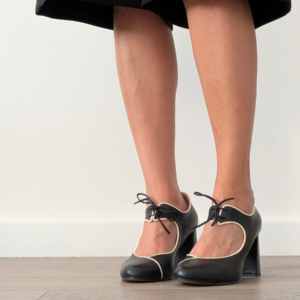 Décolleté stringata Emily in nappa nera con profilo panna e tacco 70 mm